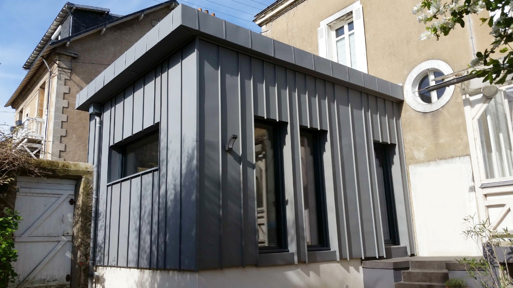 Construction extension salon bardage zinc à Nantes (44) - Vue 1